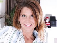 Cute MILF Rae Rodgers Is Ready To Show Her Smile And The Rest Of Her Body.