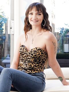 Maya Farrell, Mia Molotov - Net Girl