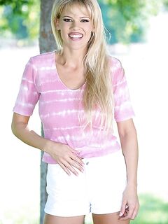 Blonde Slut Keri Widnsor Strips Outdoors Then Poses And Masturbates Just On The Grass photos (Keri Windsor)