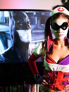 Girl In Mask Bailey Knox Invites Everybody To See Her Delicious Round Butt