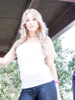 Naughty Gal Lindsey Olsen Releases Off The Jeans And Gets Probed Into Pussy And Mouth