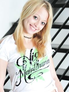 Foxy Tight Babe Madison Lain Shows Off Her Cute Titties And Her Tight Tummy In Softcore Gallery