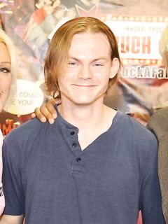 Lewd Girl In Stockings Sara Faye Entertains In The Group Fuck And Does Oral