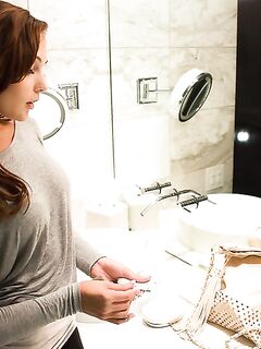 I love watching Ariana Marie on cam