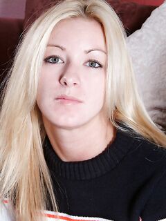 White-haired Cheerleader Sarah Sinn Gives A Close-up Of Her Pink Love Tunnel