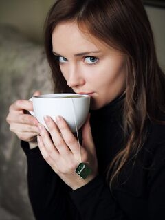 Sultry Babe Cathleen A Is Sticking The Fingers Between Shaved And Smooth Nub Lips