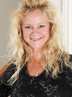 Blonde Milf Ali Jones Exposes Her Curvy Bod All Naked As She Strips For Us