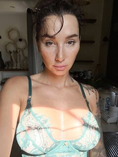 Skinny OnlyFans girl Angelica Anders shows her sexy cleavage in a solo