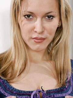 Playful Sara Nice Bares Her Amazing Big Breasts Before She Shows Her Nice Pussy