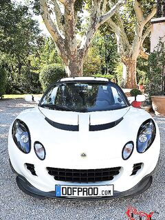 Big Racked Seductress Lynette Karupspc Takes Off Her White Uniform By A Car photos (Linet Slag)