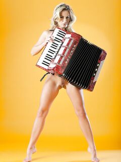 Furious Blonde Kiara Fellone Works Like A Real Porn Model When Posing Naked