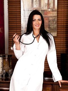 Dark Haired Milfy Lady Doctor Sienna Richardson Playing With Her Hairless Snatch