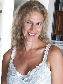 Cally Jo Is A MILF With A Nice Rack, And She Needs To Show Off Her Tits.