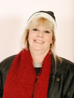 Middle Aged Winter Lady Skye Hamil Gets Totally Naked And Exposes Her Twat