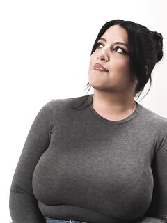 Exotic Plumper Sarah Arabic Plays With Her Favorite Sex Toy In Bed