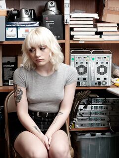 Naomi Nash - Shoplyfter