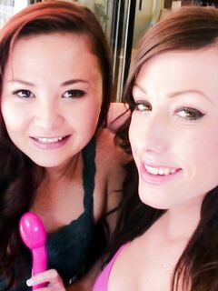 Jennifer White, Kita Zen - Girls Gone Pink