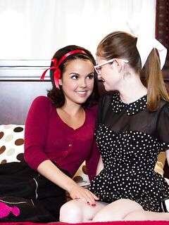 Dillion Harper & Lara Brookes - Show Me Yours (Penthouse)